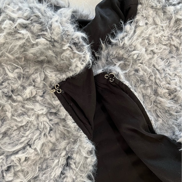 Lulu’s faux fur jacket size small - Picture 7 of 7